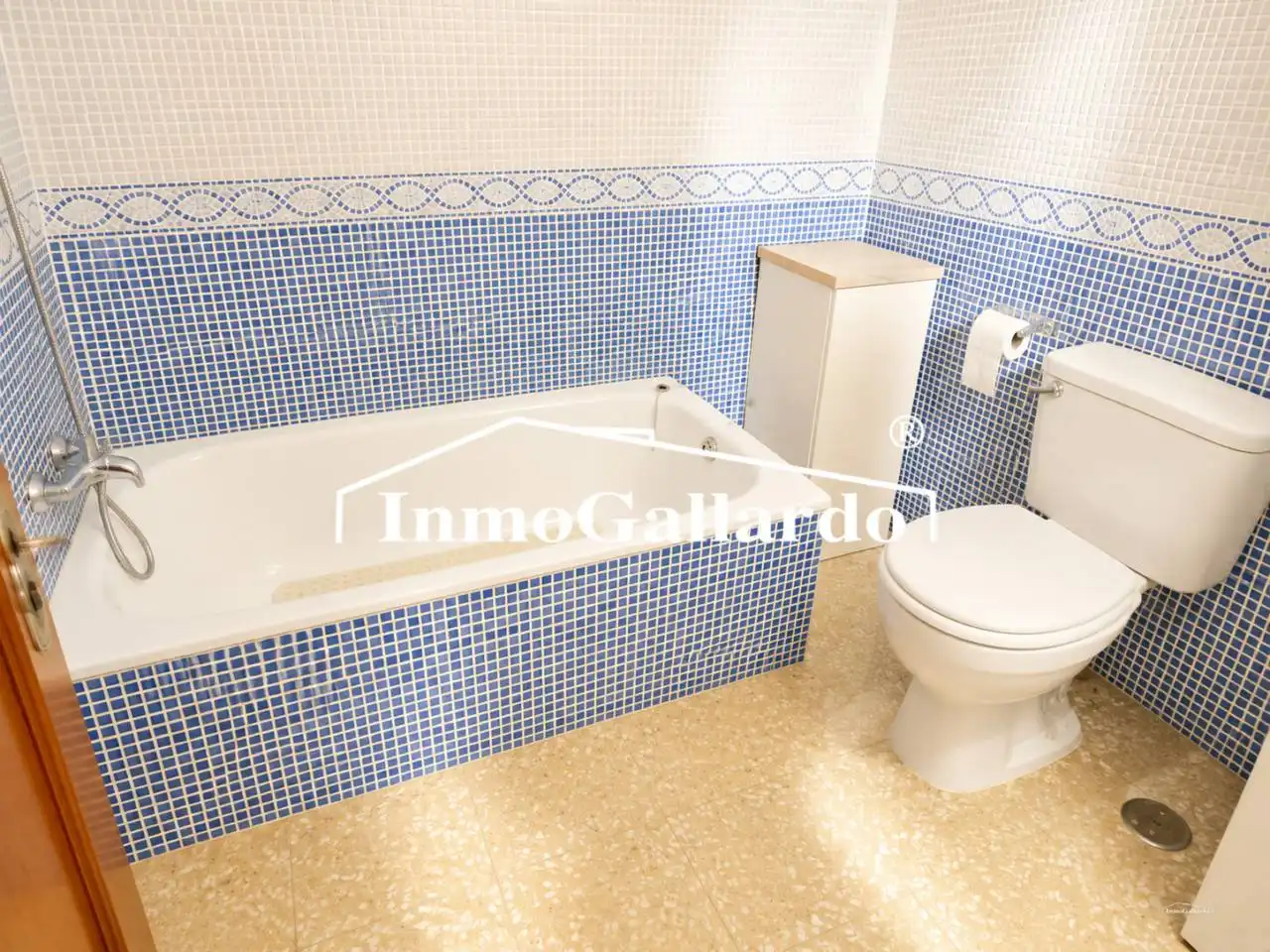 Baño de Piso en venta en Vélez-Málaga con Calefacción, Terraza y Piscina comunitaria