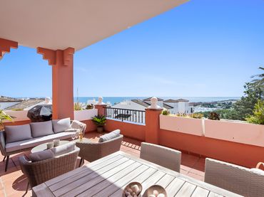 Apartment with pool for sale in La Duquesa