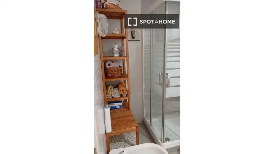Badezimmer von Wohnung zur untervermieten in Sevilla mit Klimaanlage, Terrasse und Möbliert
