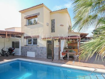 Terraced house with pool for sale in calle Ausiàs March