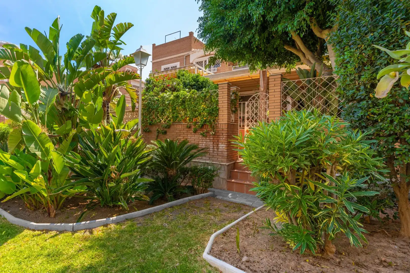 Jardí de Dúplex en venda en Almería amb Aire condicionat, Calefacció i Jardí privat