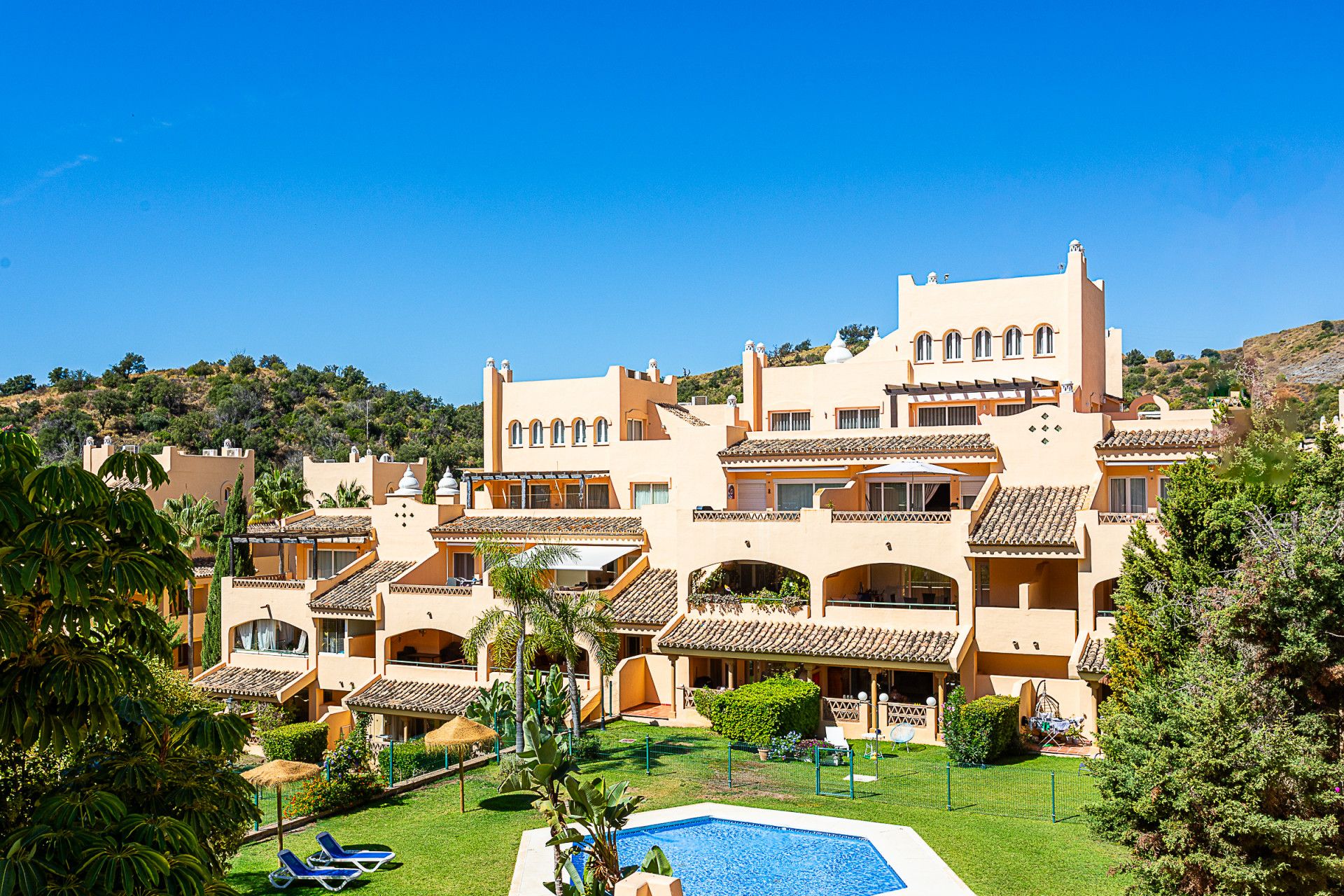 Vista exterior de Àtic en venda en Marbella amb Aire condicionat, Terrassa i Piscina