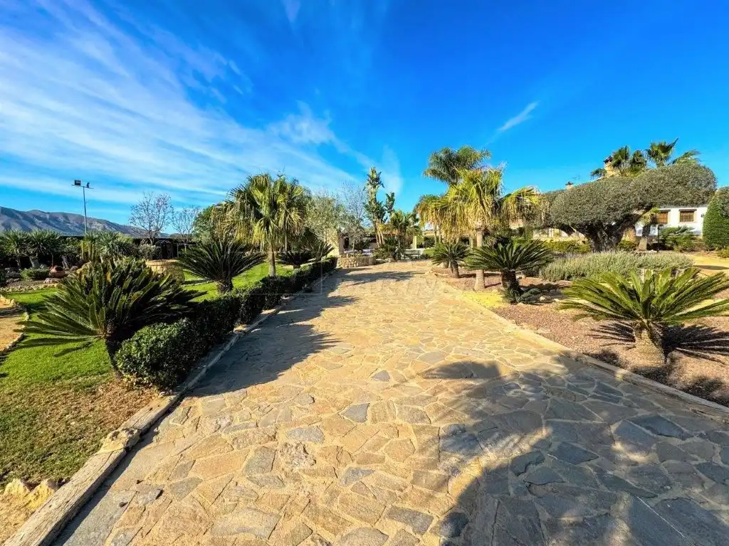 Vista exterior de Casa o xalet en venda en Orihuela amb Aire condicionat, Jardí privat i Traster