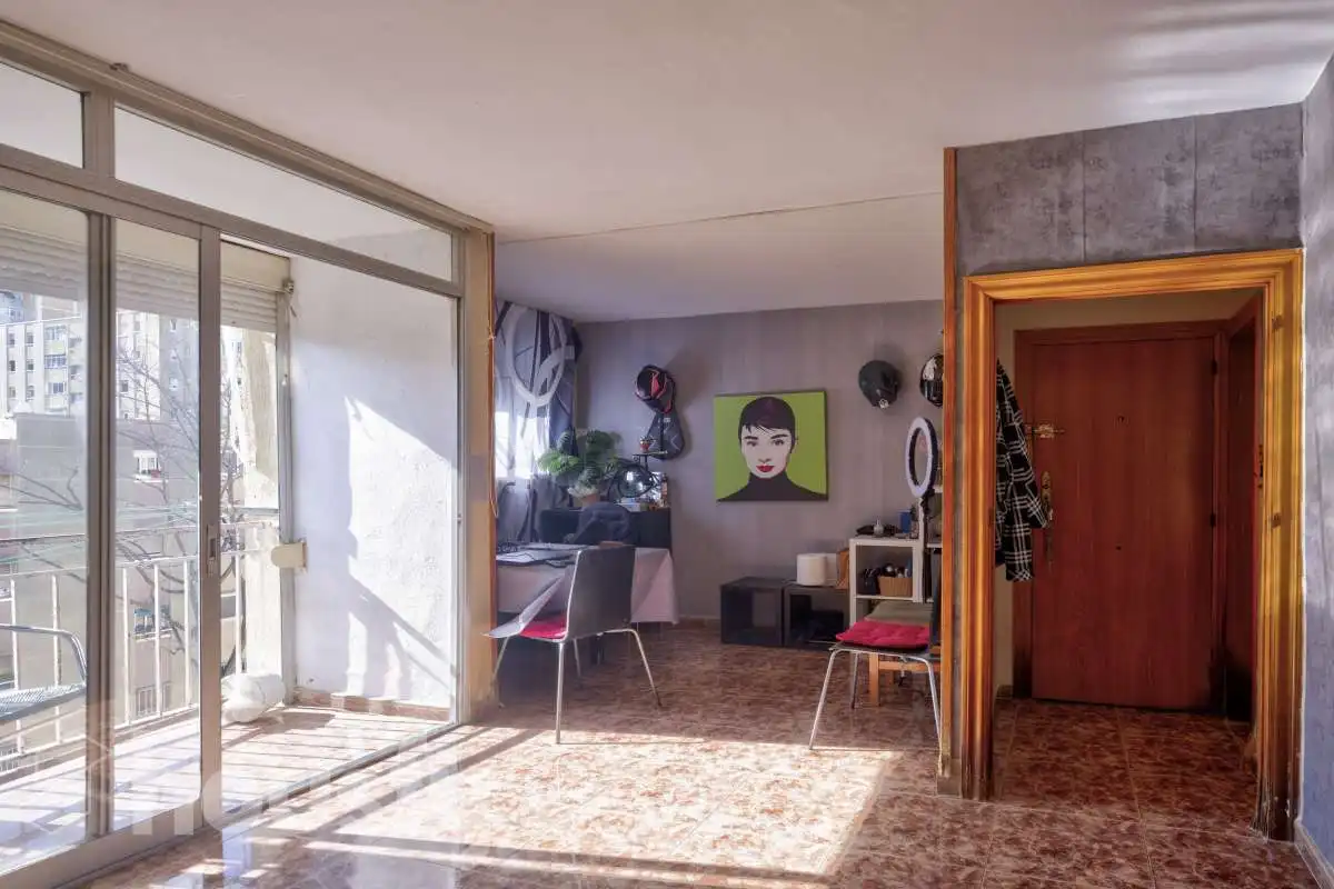 Wohnung zum Verkauf in Barcelona mit Klimaanlage, Terrasse und Balkon