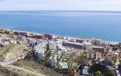 Vista exterior de Pis en venda en Fuengirola amb Aire condicionat, Terrassa i Piscina