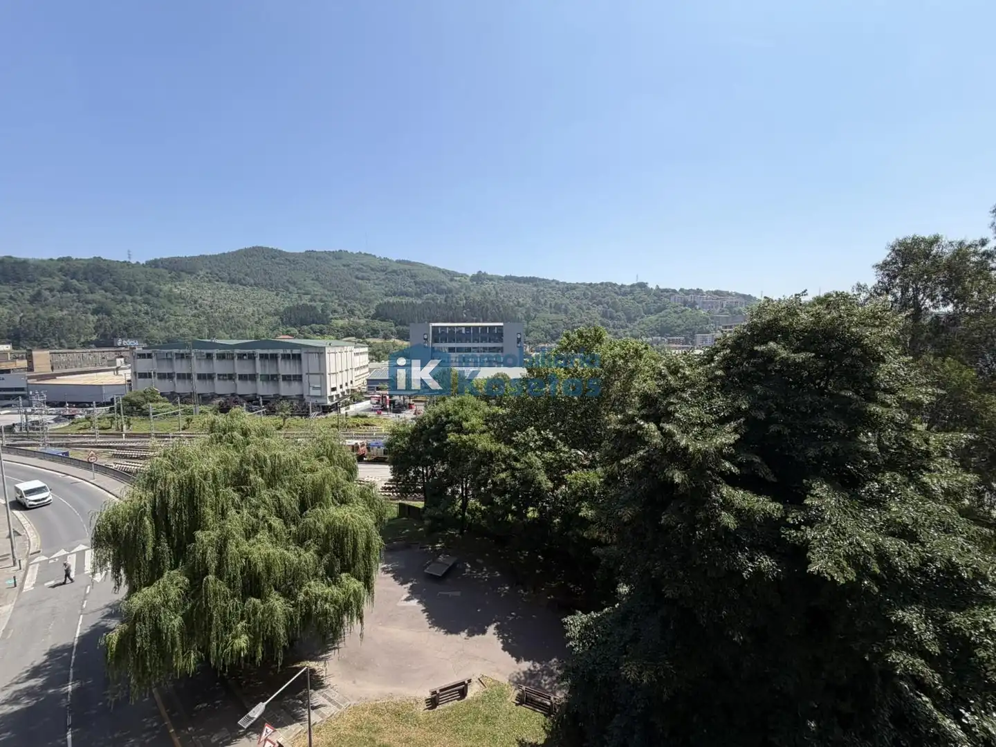 Vista exterior de Pis en venda en Basauri  amb Calefacció, Terrassa i Traster