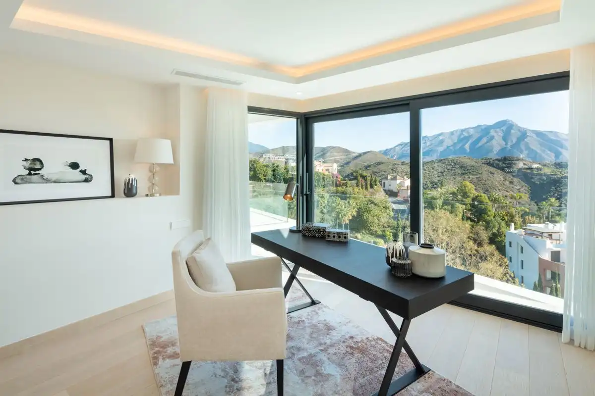 Sala d'estar de Casa o xalet en venda en Benahavís amb Aire condicionat, Terrassa i Piscina