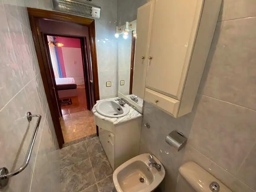 Baño de Piso de alquiler en San Martín del Rey Aurelio con Calefacción, Amueblado y Horno