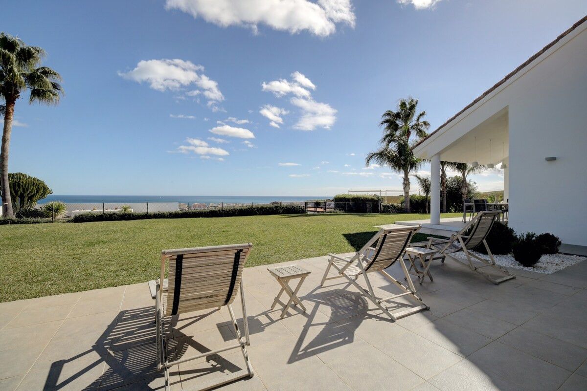 Terrace of House or chalet for sale in Manilva  with Air Conditioner, Heating and Private garden