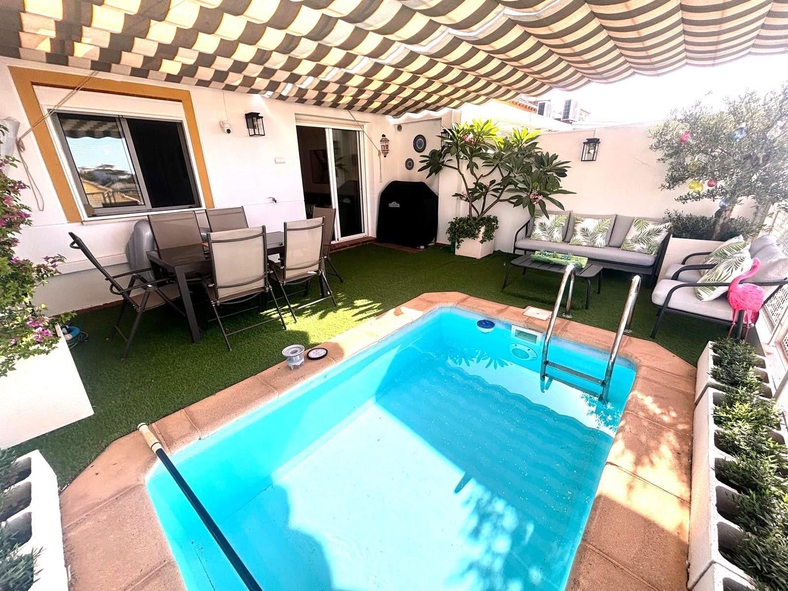 Piscina de Casa adosada en venda en Benalmádena amb Aire condicionat, Calefacció i Jardí privat
