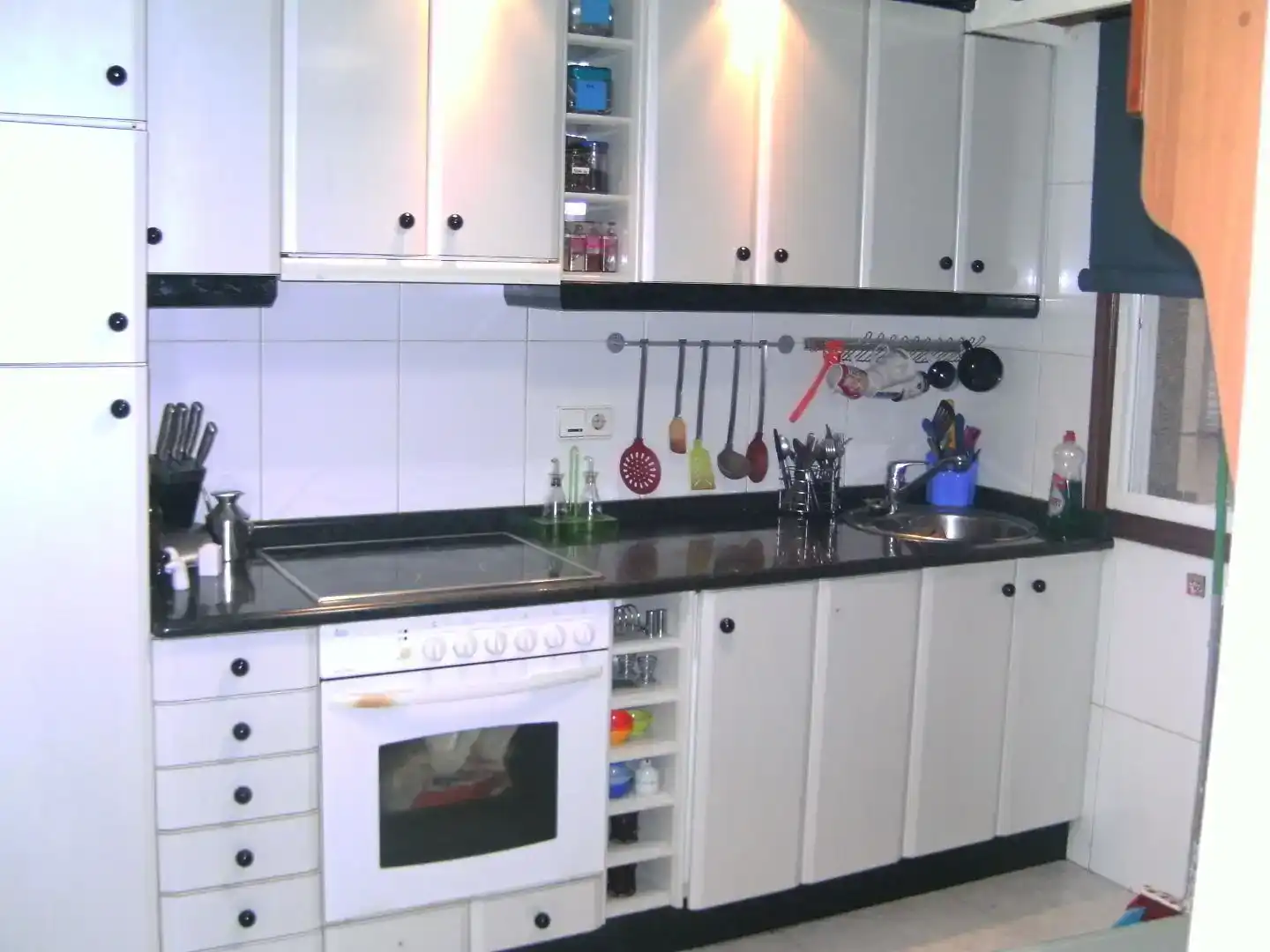 Cuina de Apartament per a compartir en Ourense Capital  amb Parquet i Moblat