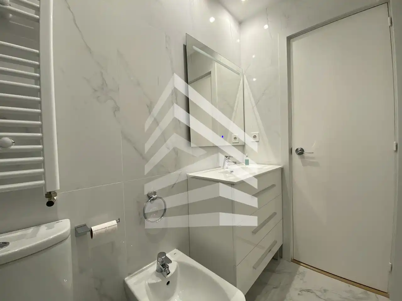Badezimmer von Wohnung zum Verkauf in Barcelona mit Klimaanlage und Heizung
