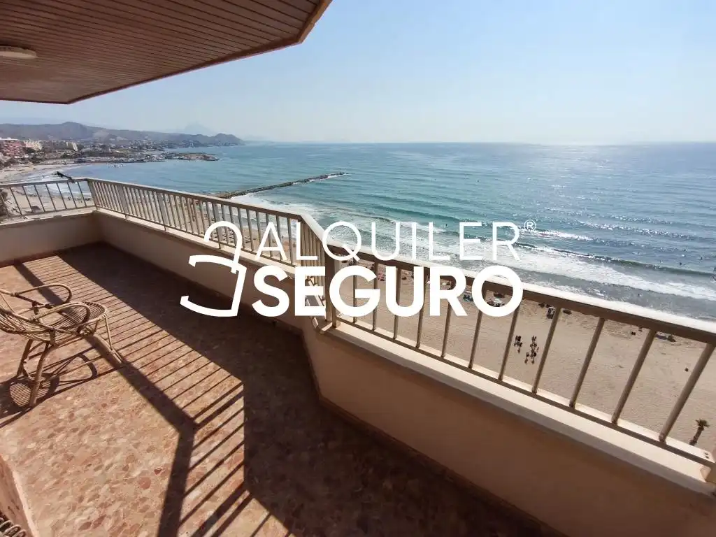 Ático de alquiler en El Campello con Terraza y Amueblado