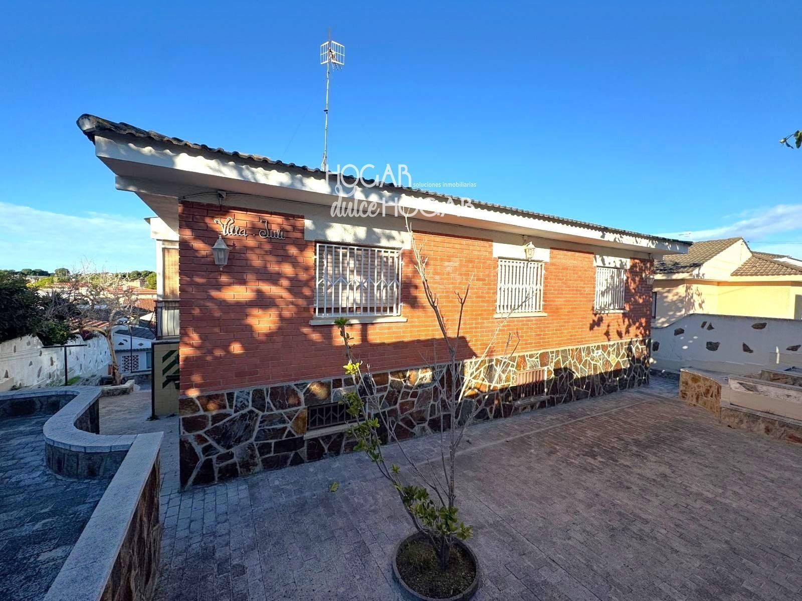 Vista exterior de Casa o xalet en venda en Calafell amb Terrassa, Traster i Piscina