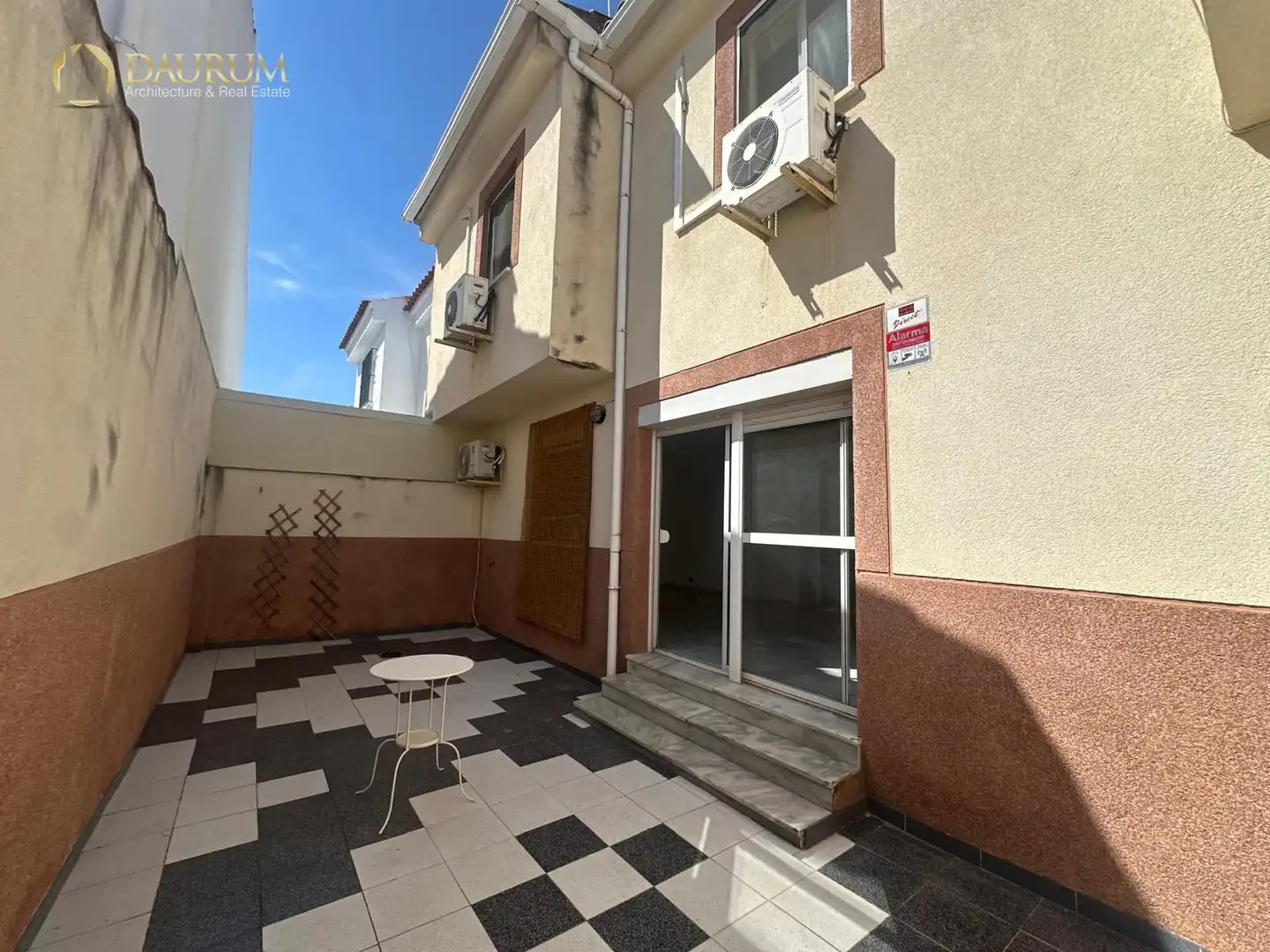 Vista exterior de Casa adosada en venda en Sevilla amb Aire condicionat, Calefacció i Terrassa