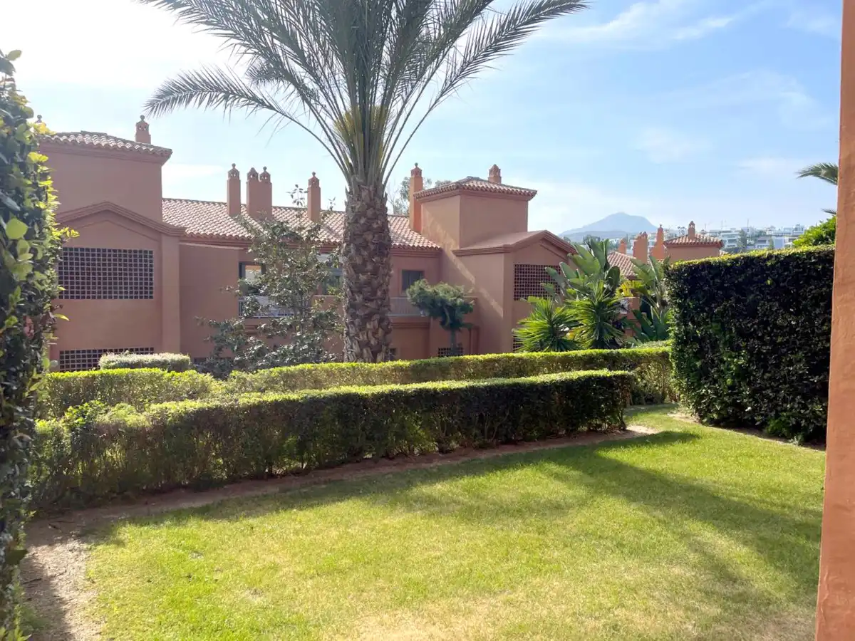 Vista exterior de Apartament de lloguer en Estepona amb Aire condicionat, Terrassa i Moblat