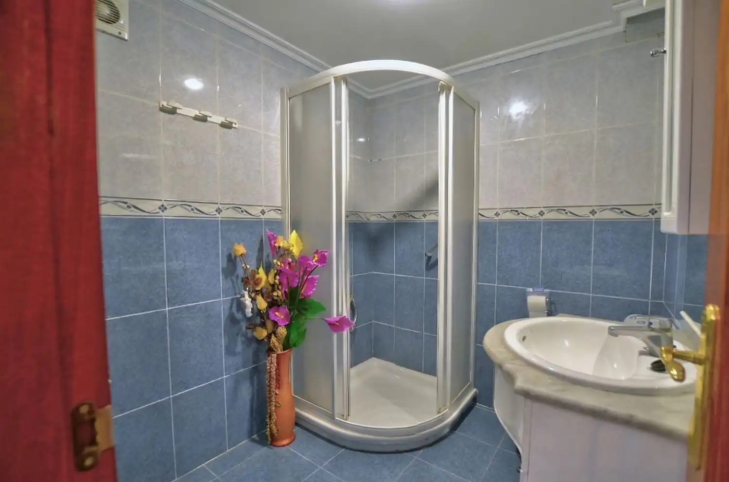 Bathroom of Flat for sale in Gijón   with Storage room and Swimming Pool
