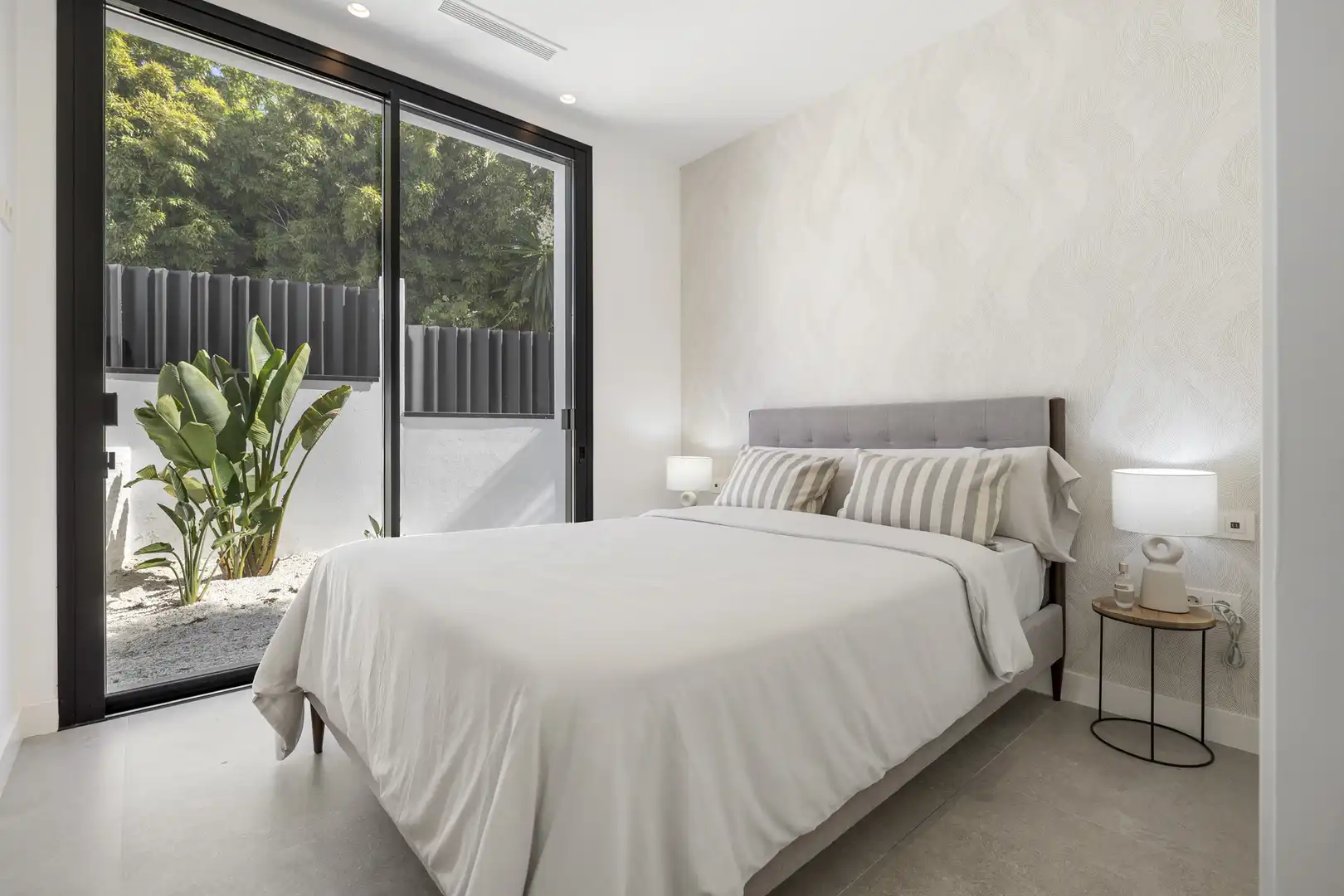Dormitori de Casa o xalet en venda en Marbella amb Aire condicionat, Jardí privat i Terrassa