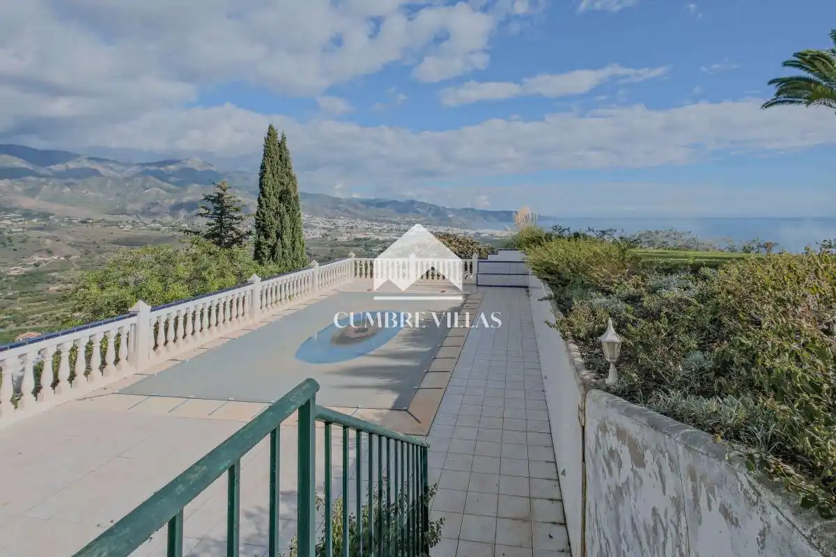 Vista exterior de Casa o xalet en venda en Nerja amb Jardí privat i Terrassa