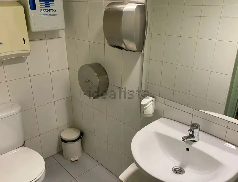 Baño de Oficina de alquiler en Barcelona con Aire acondicionado, Calefacción y Terraza