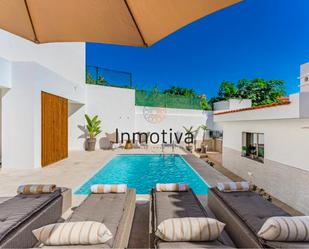 Exterior view of Single-family semi-detached for sale in El Rosario  with Private garden, Swimming Pool and Furnished