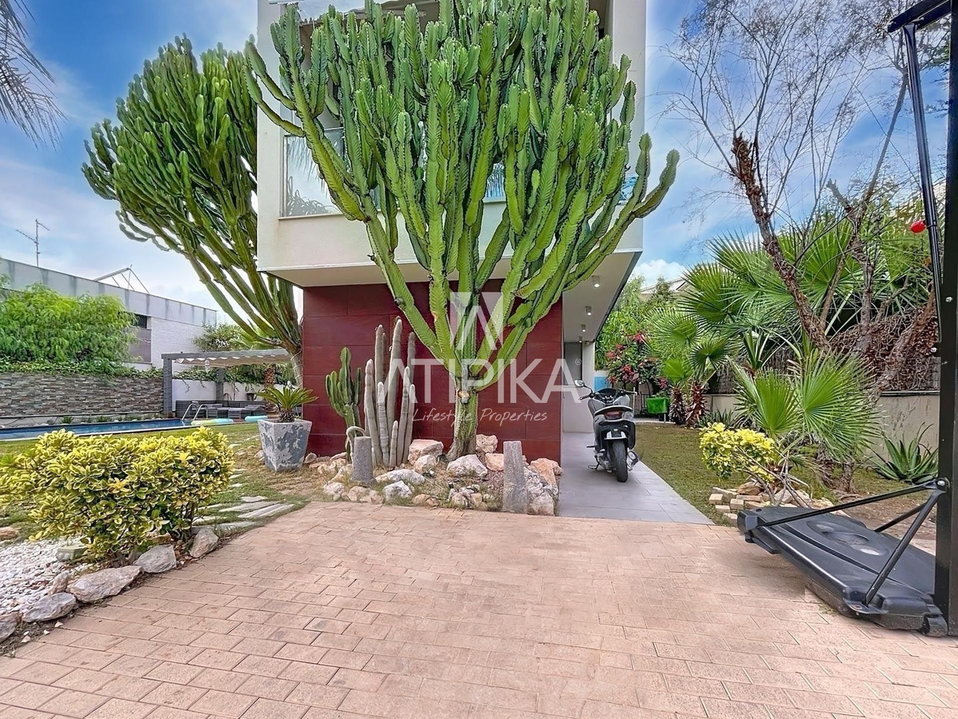 Vista exterior de Casa o xalet en venda en Vilanova i la Geltrú amb Aire condicionat, Piscina i Forn