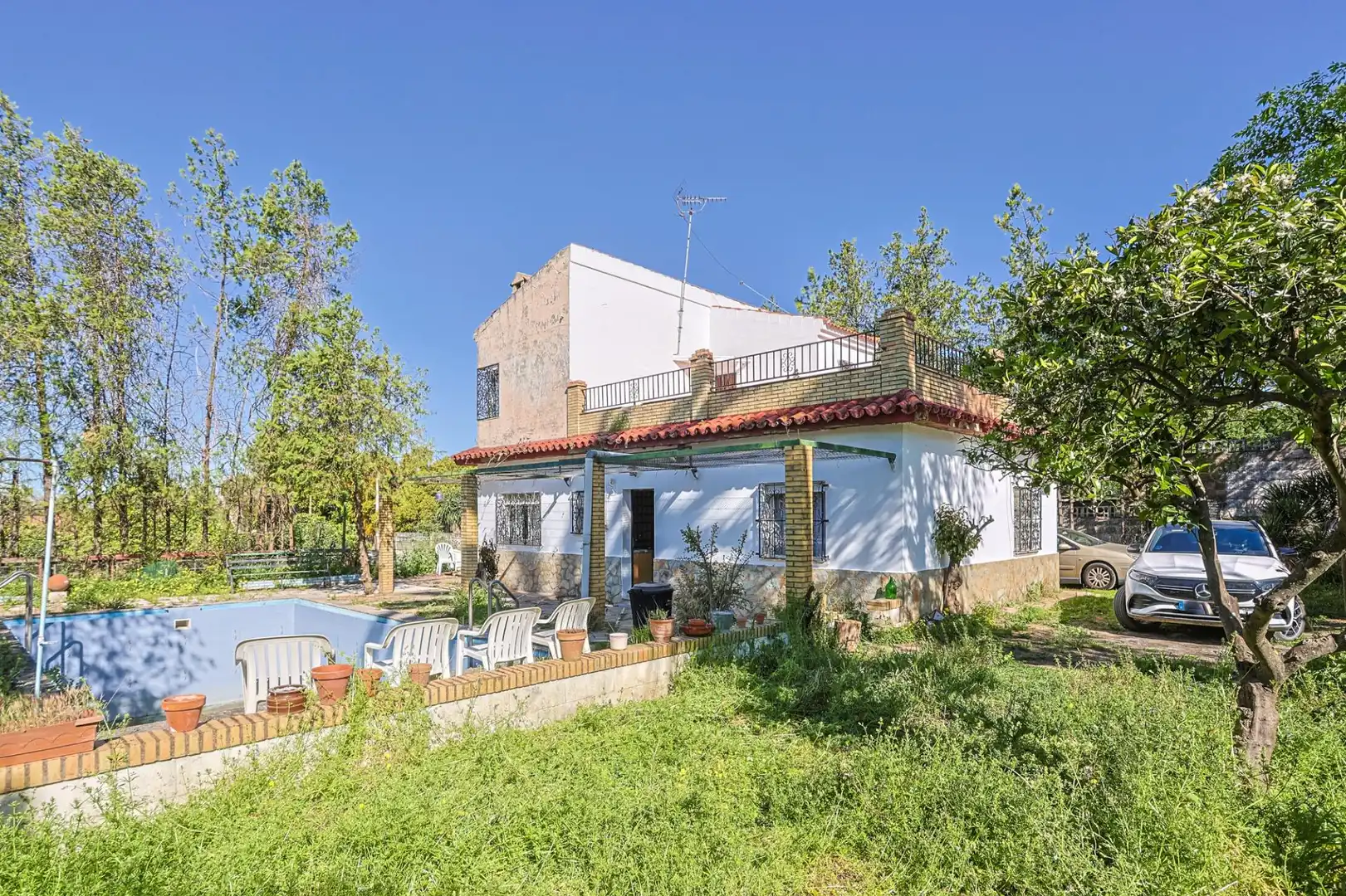 Vista exterior de Casa o xalet en venda en Sanlúcar la Mayor amb Aire condicionat i Piscina