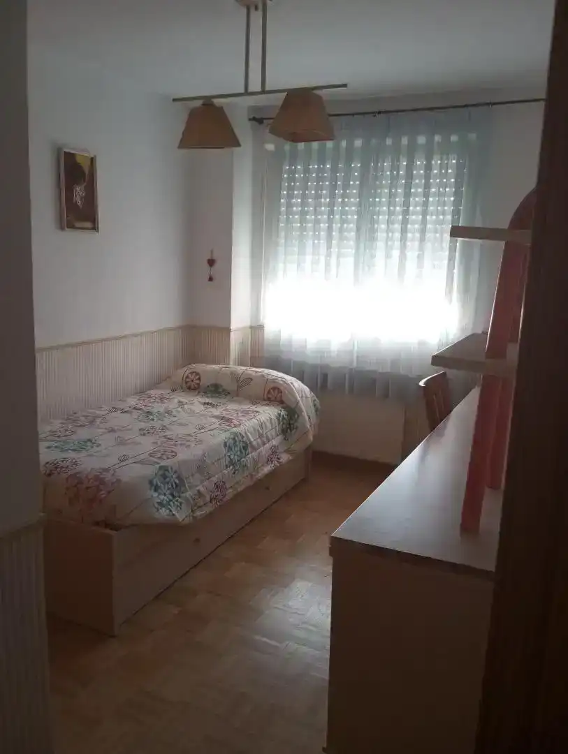 Schlafzimmer von Wohnung zur Miete in Madrid mit Privatgarten, Parkett und Abstellraum