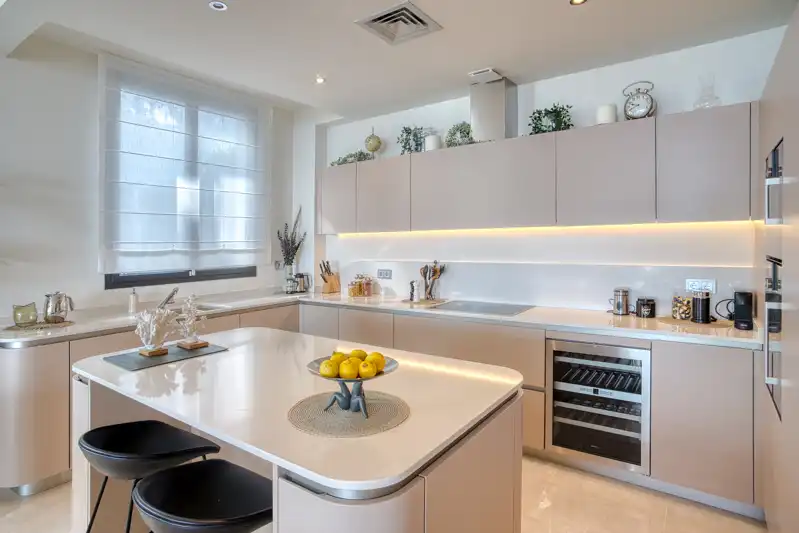 Cuina de Apartament en venda en Marbella amb Aire condicionat, Calefacció i Jardí privat