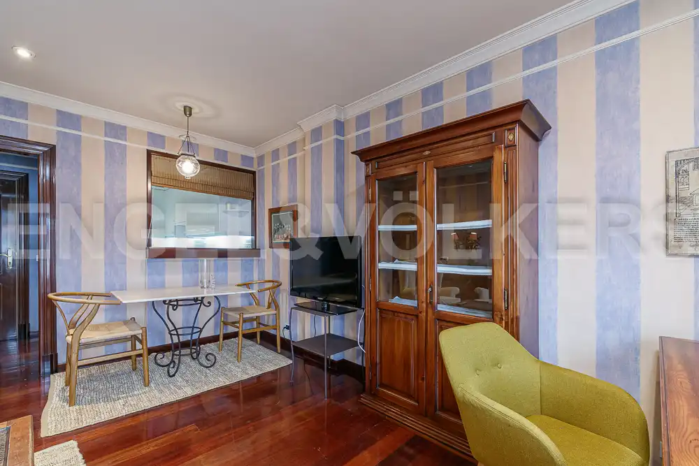 Sala d'estar de Pis de lloguer en Vigo  amb Calefacció, Parquet i Moblat
