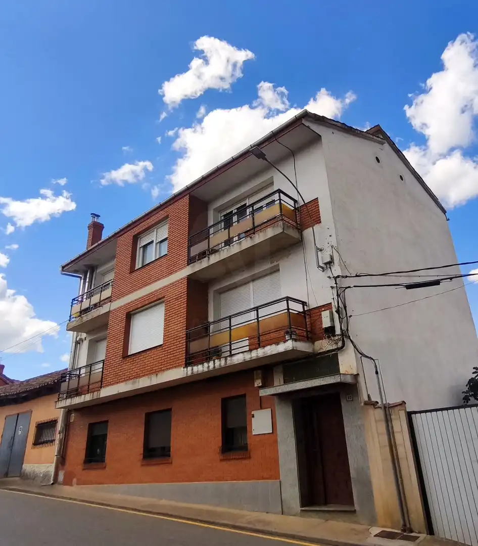 Vista exterior de Piso en venta en Almanza con Calefacción