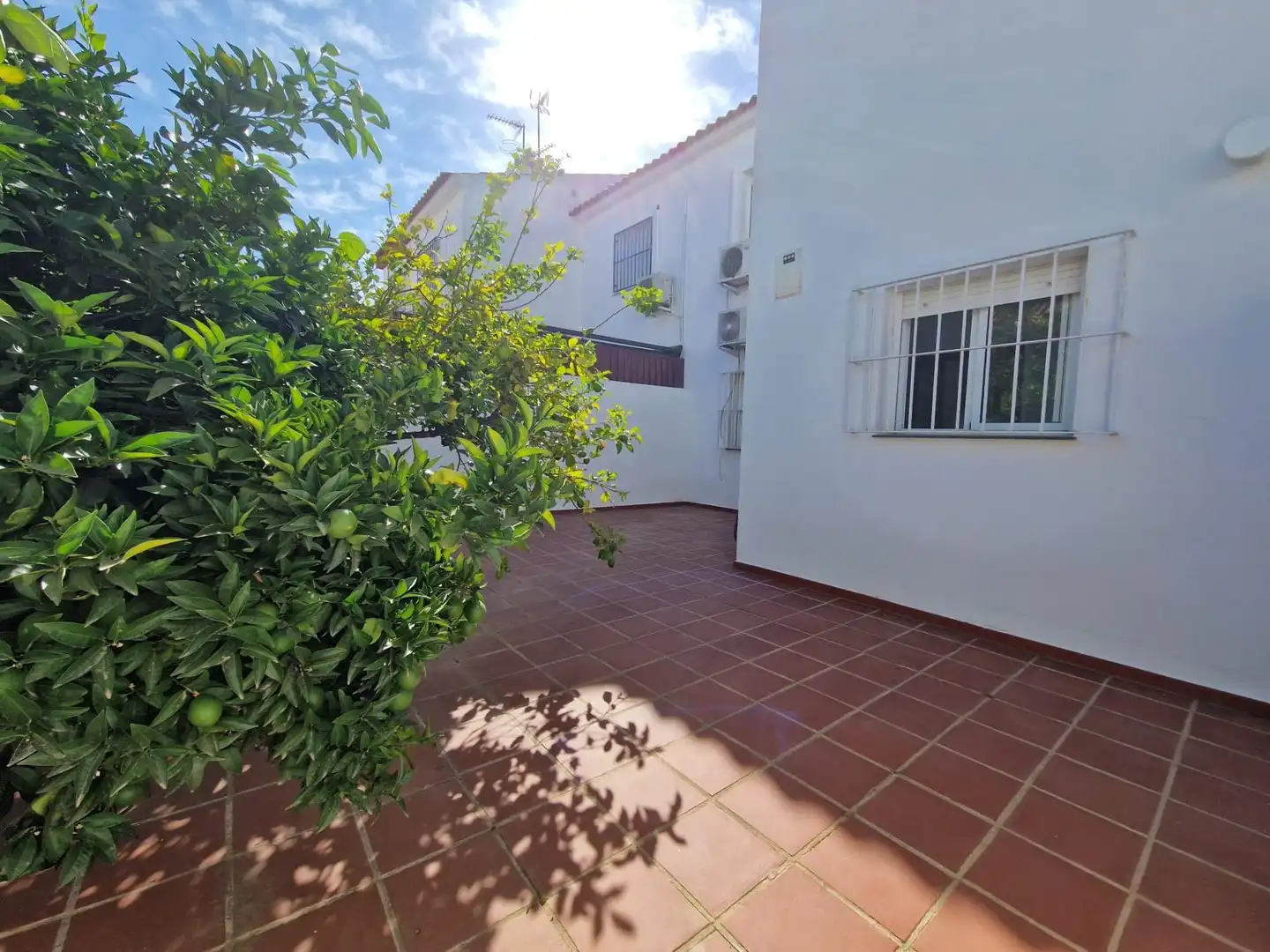Jardí de Casa adosada en venda en Umbrete amb Aire condicionat, Calefacció i Jardí privat