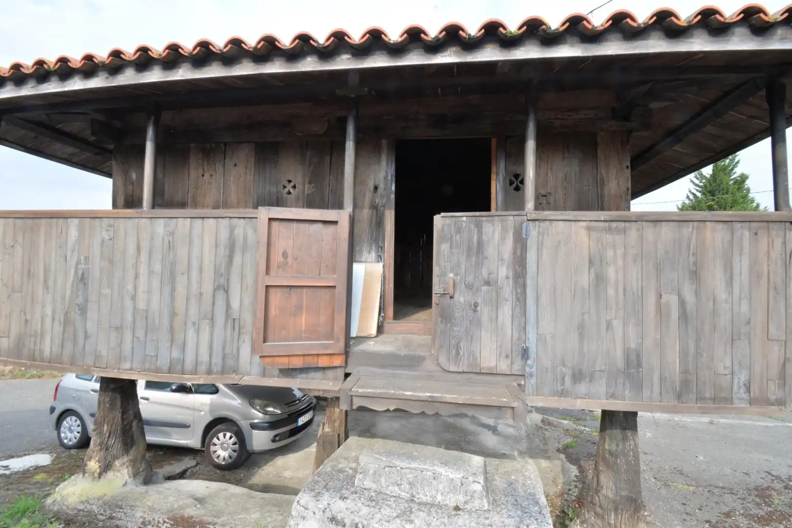 Vista exterior de Finca rústica en venda en Oviedo  amb Traster