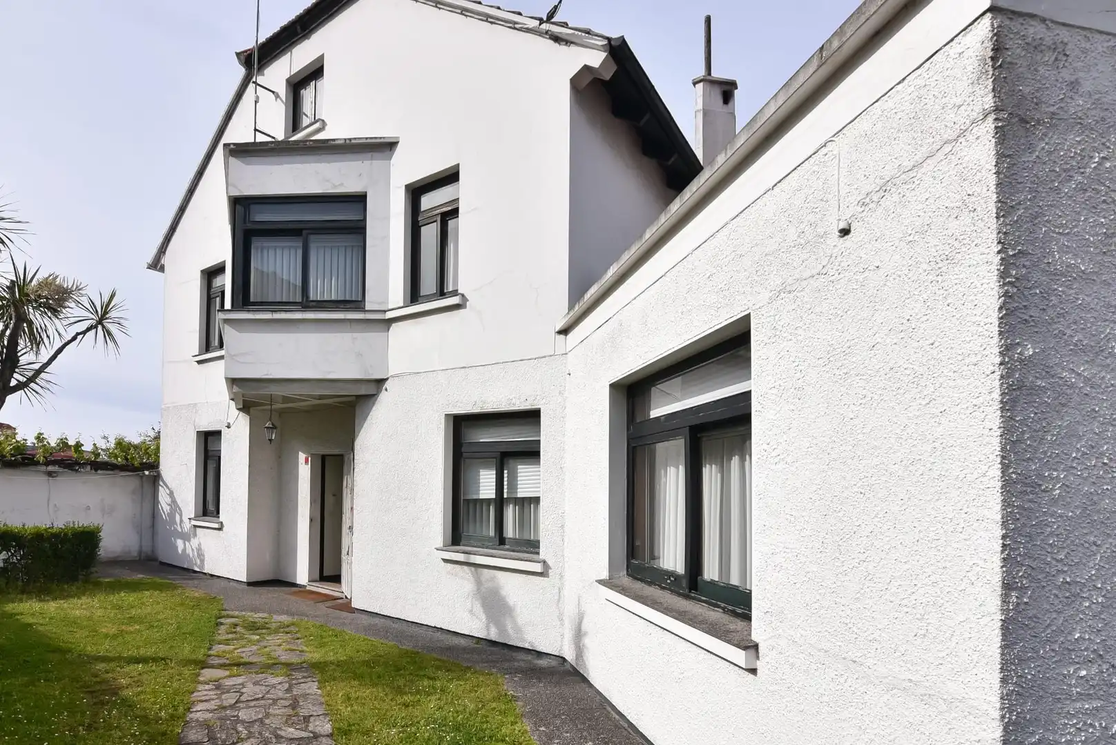 Vista exterior de Casa o xalet en venda en A Coruña Capital  amb Calefacció, Jardí privat i Parquet