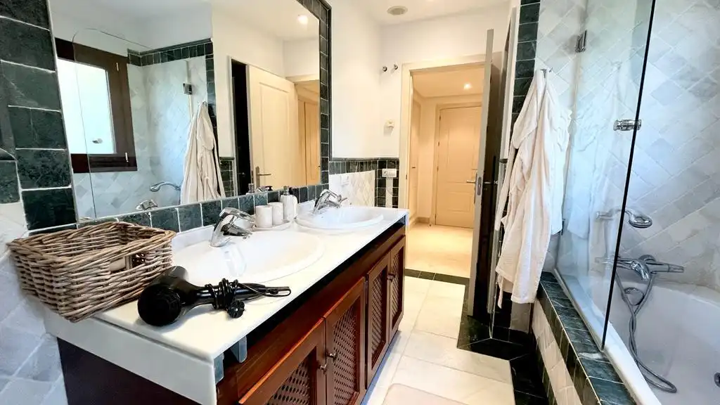 Bathroom of Ground floor for rent in Marbella  with Air Conditioner, Private garden and Terrace