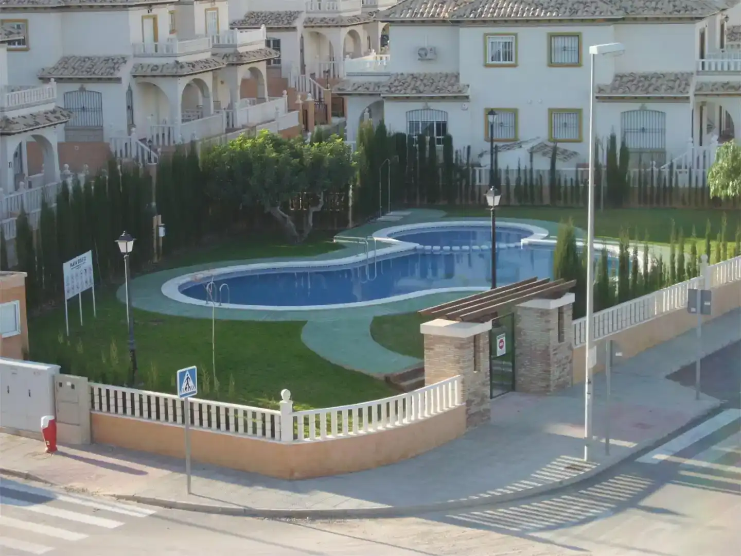 Piscina de Casa adosada en venda en Orihuela amb Jardí privat, Traster i Moblat