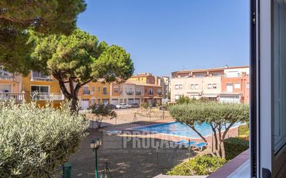 Vista exterior de Pis en venda en Empuriabrava amb Terrassa i Piscina