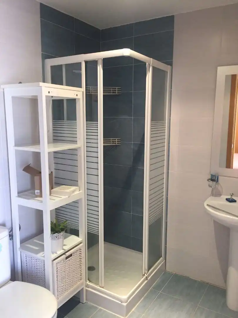 Bany de Dúplex de lloguer en Algeciras amb Aire condicionat, Moblat i Piscina comunitària