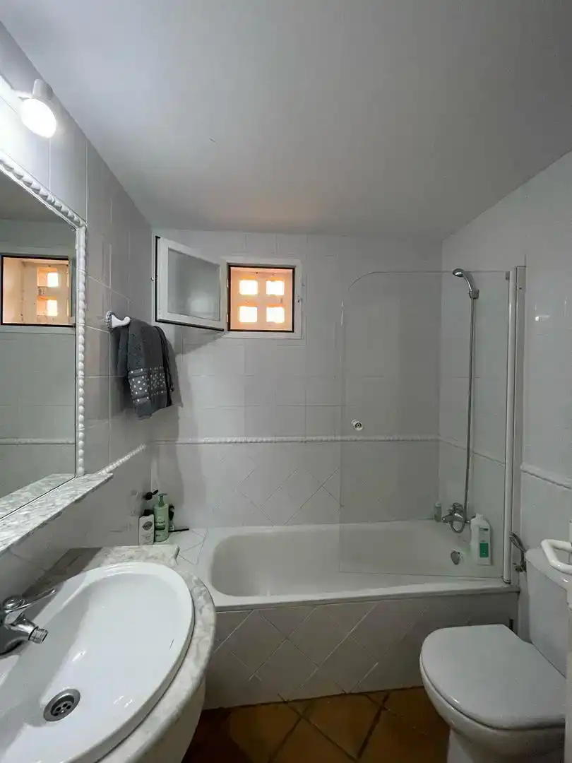 Badezimmer von Wohnung zur Miete in Islantilla mit Klimaanlage und Schwimmbad