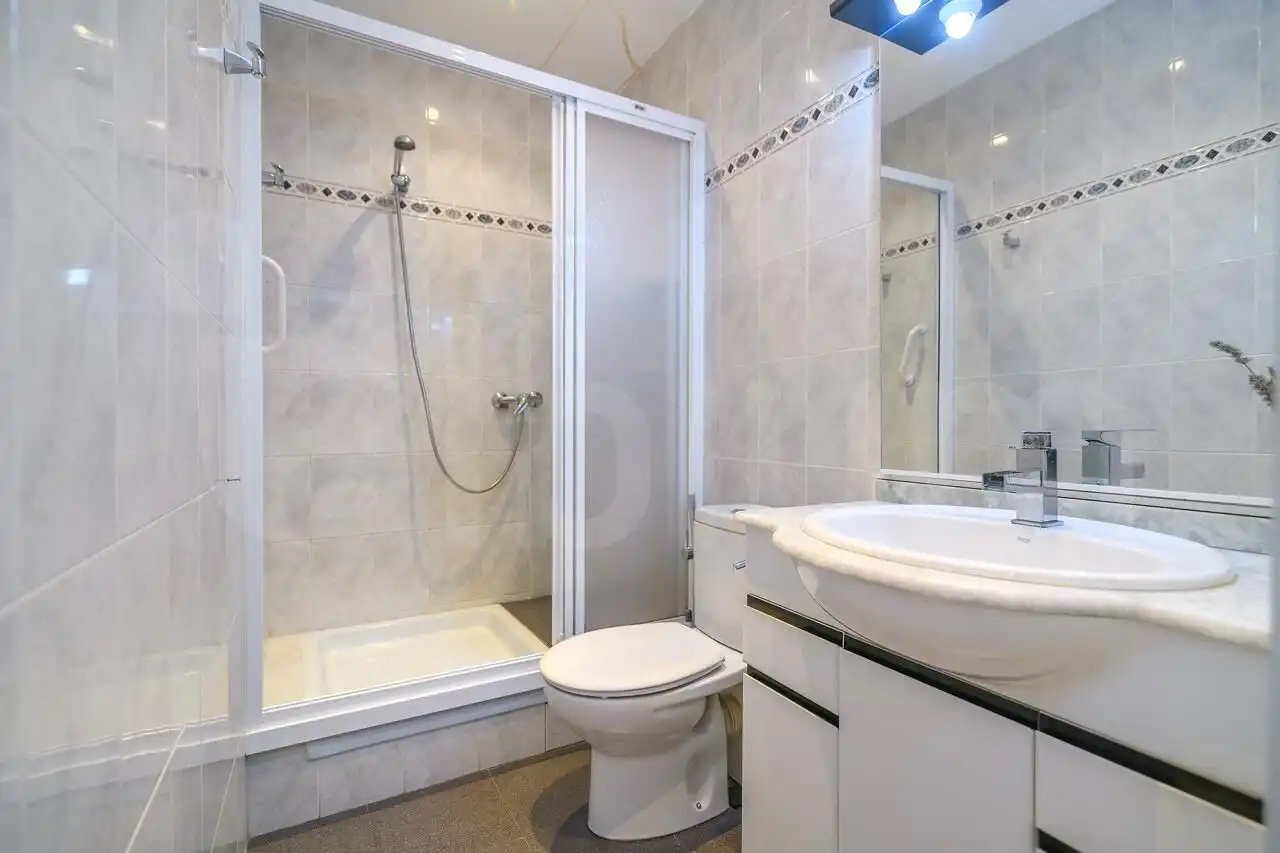 Badezimmer von Wohnung zum Verkauf in Barcelona mit Heizung, Parkett und Terrasse