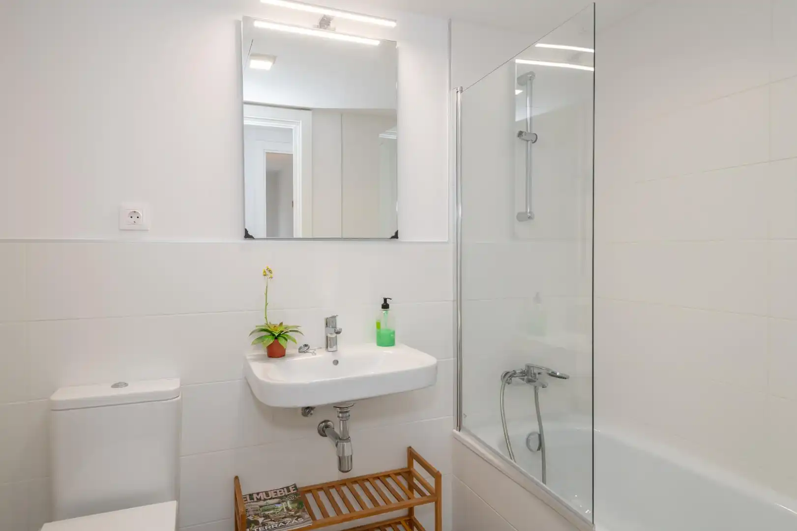 Bany de Apartament de lloguer en Girona amb Parquet i Piscina comunitària