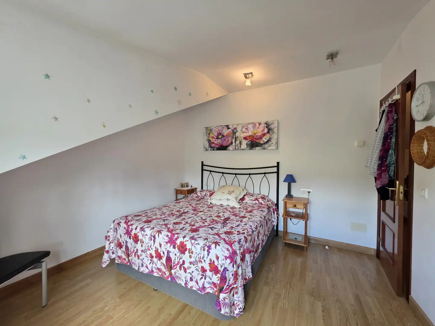Schlafzimmer von Wohnung zur Miete in Nava mit Heizung