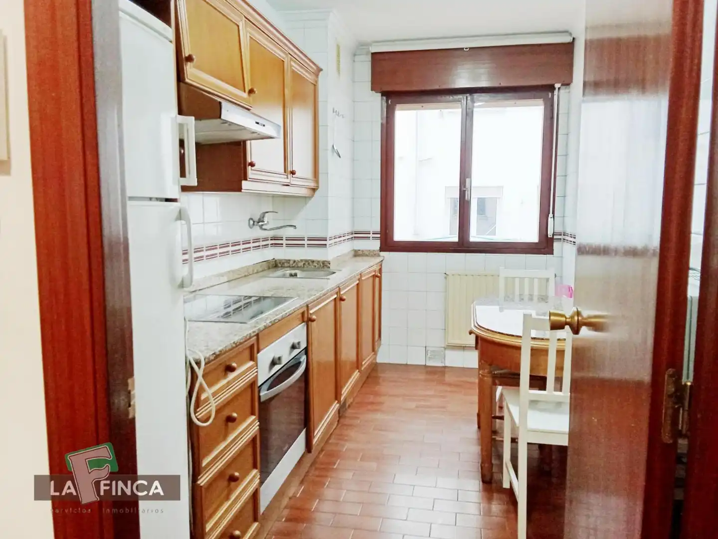 Cuina de Pis de lloguer en Oviedo  amb Calefacció, Parquet i Terrassa