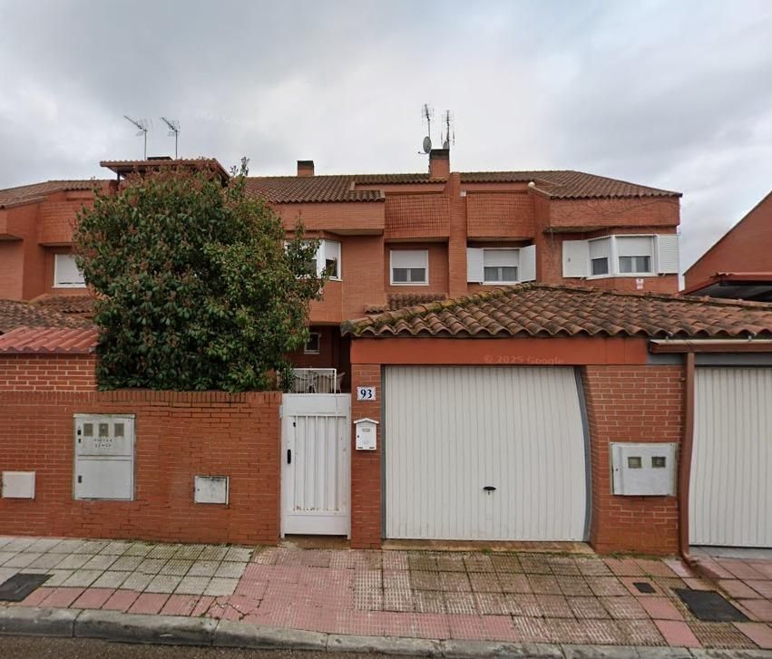Vista exterior de Casa adosada en venda en Illescas amb Jardí privat, Terrassa i Piscina comunitària