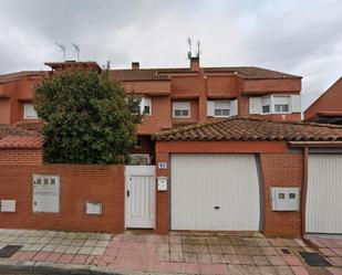 Vista exterior de Casa adosada en venda en Illescas amb Jardí privat, Terrassa i Piscina comunitària