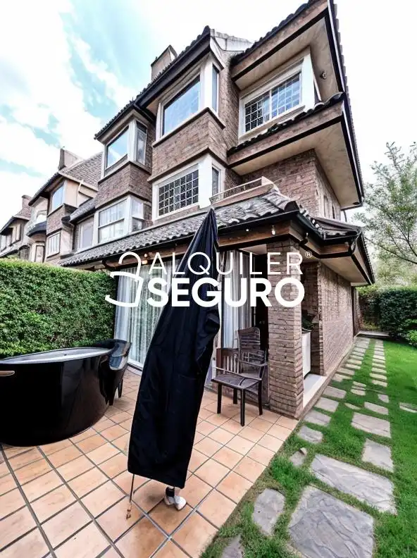 Exterior view of Houses for rent in Madrid  with Heating, Terrace and Storage room