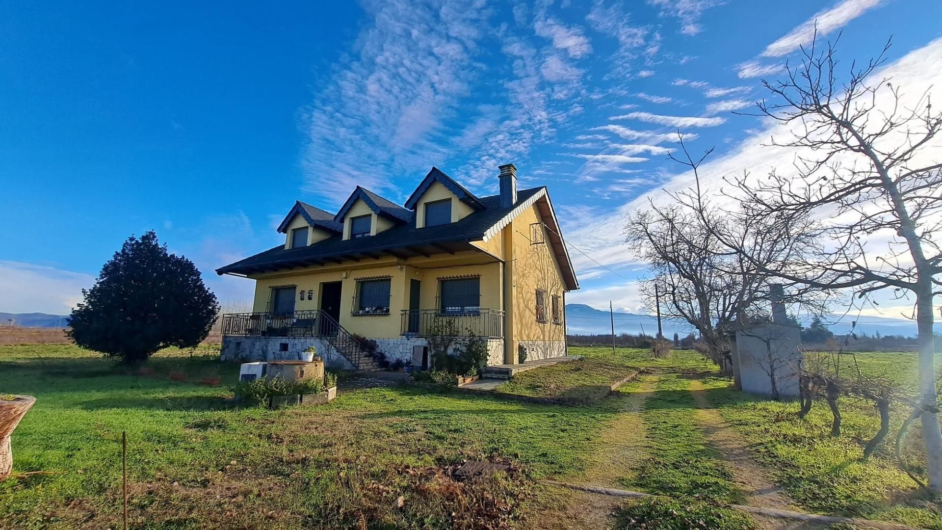 Vista exterior de Casa o xalet en venda en Carracedelo amb Calefacció