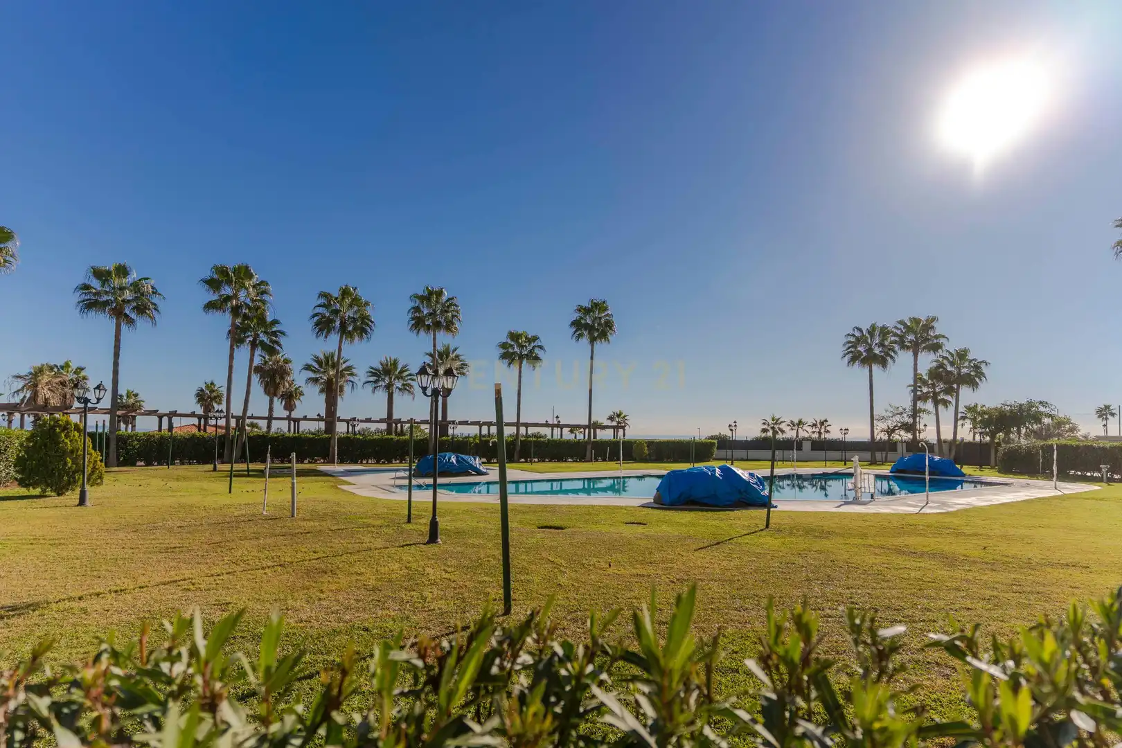 Schwimmbecken von Wohnung zum Verkauf in Manilva mit Privatgarten, Abstellraum und Gemeinschaftspool