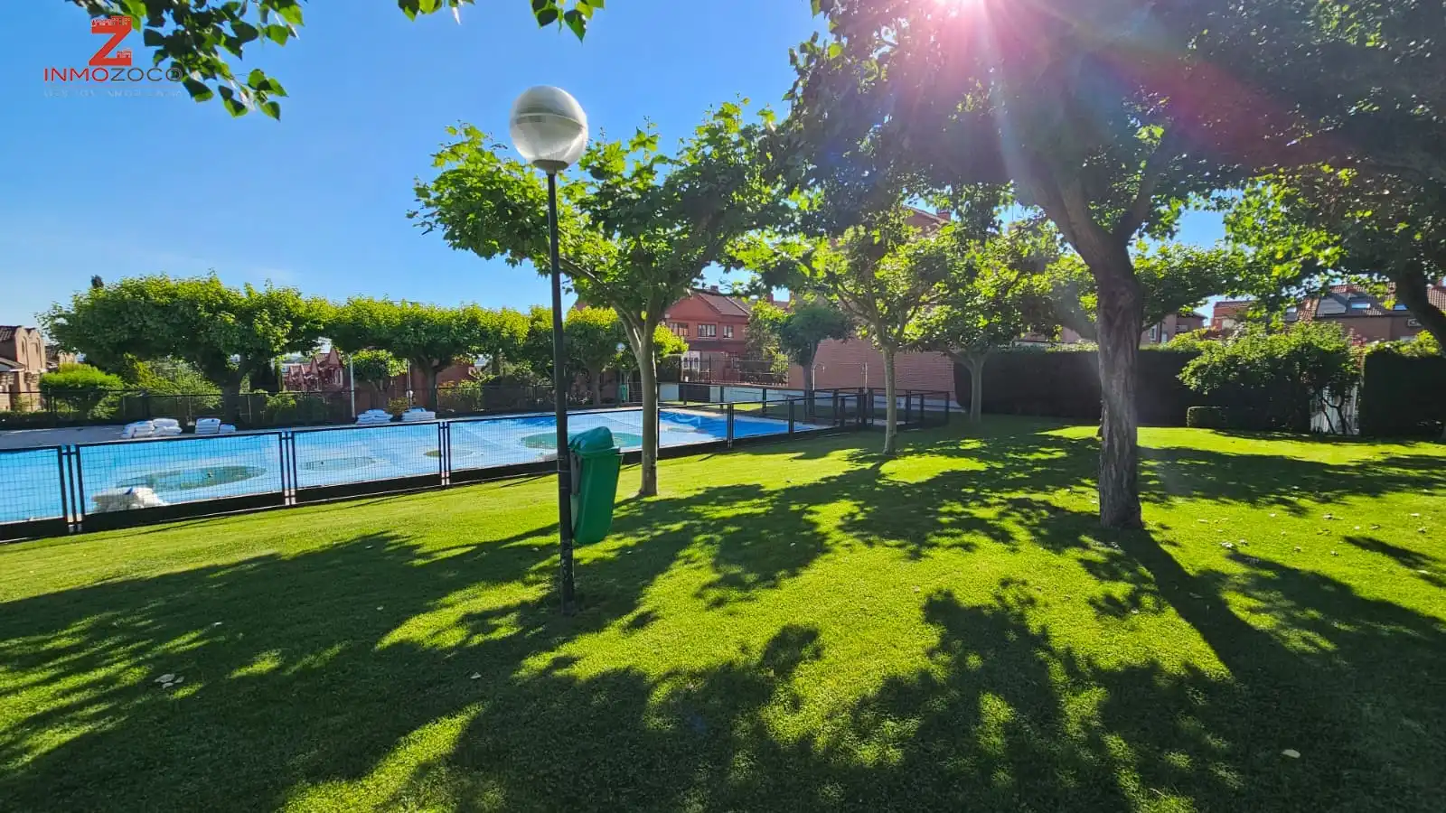Piscina de Casa adosada en venda en Las Rozas de Madrid amb Aire condicionat, Calefacció i Jardí privat