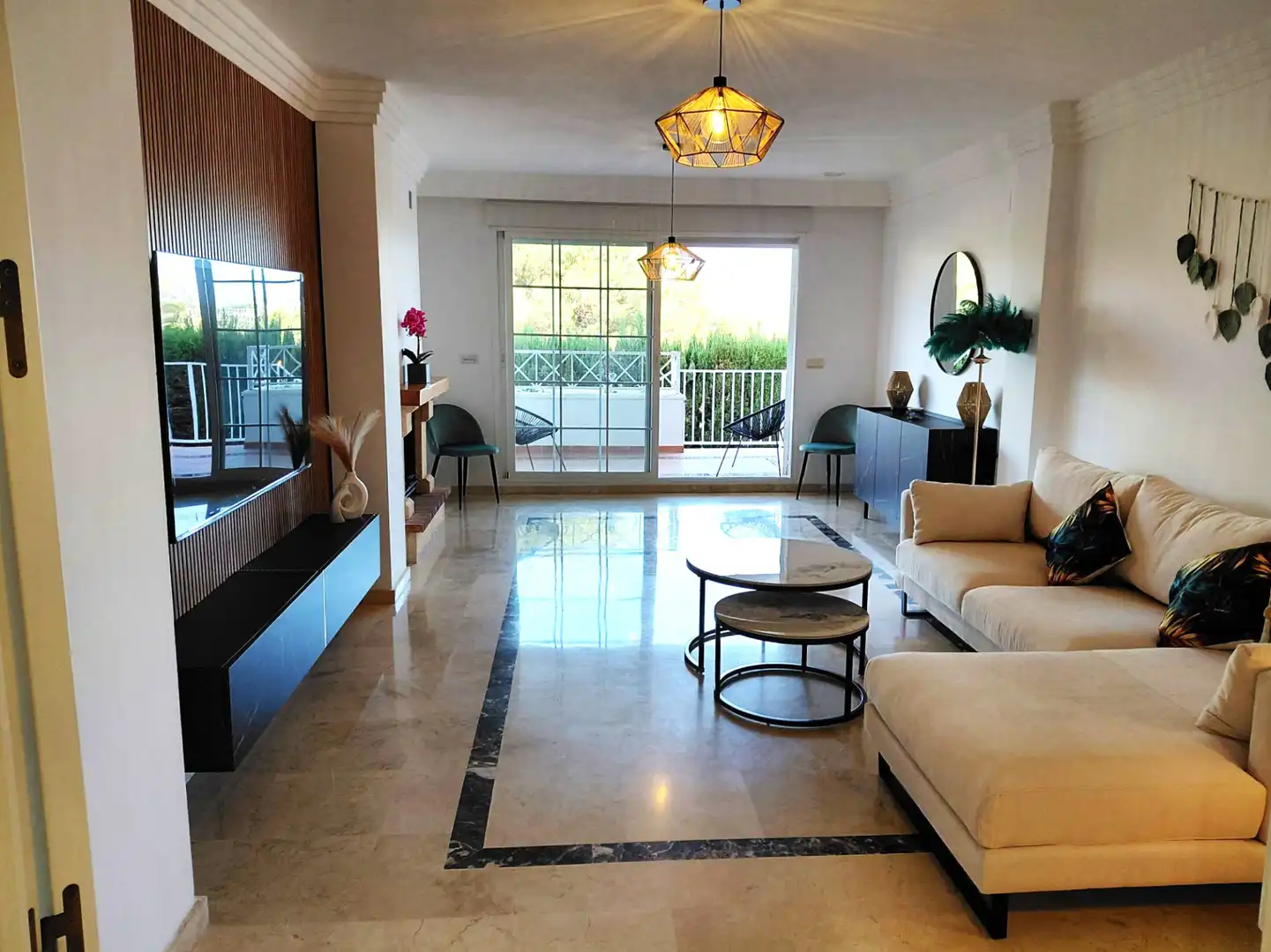 Sala d'estar de Pis en venda en Marbella amb Aire condicionat, Terrassa i Moblat